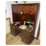 7 DRAWER DOUBLE PEDESTAL DESK WITH NON MATCHING HU