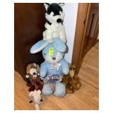 GROUP OF STUFFED ANIMALS