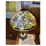 TIFFANY STYLE TABLE LAMP WITH PLASTIC SHADE, 28 IN