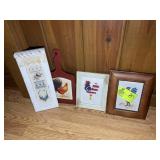 GROUP OF CHICKEN THEMED DECOR, HOT PLATE, PRINT, A