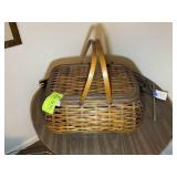 PICNIC BASKET WITH PLASTIC CUPS AND BOWLS