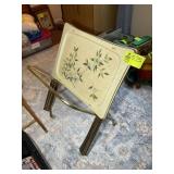 GROUP OF METAL FRAME PLASTIC TRAY TV TRAYS