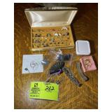 GROUP OF WOMENS JEWELRY, EARRINGS, BRACELETS