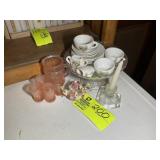 GROUP INCLUDING MINIATURE TEA SETS, SMALL PLATES