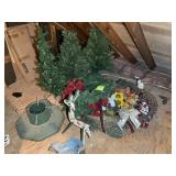 LARGE GROUP OF CHRISTMAS Dï¿½COR, WREATHS, SMALL TRE