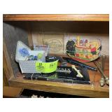 GROUP OF VINTAGE ITEMS, CRAYONS, MARBLES, ETC