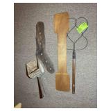 GROUP OF VINTAGE ITEMS, RUG BEATER, ASH SCOOP, ETC