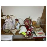 SHELF WITH MISC CHRISTMAS THEMED DECORATIVE ITEMS