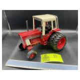 ERTL INTERNATIONAL 1586 WIDE FRONT CAB DUALS RED O