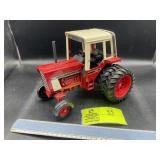 IH 1586 WF CAB DUALS RED ORIGINAL