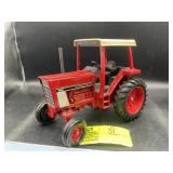ERTL INTERNATIONAL 886 WIDE FRONT 4 POST ROOF, RED