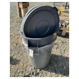 GROUP OF RUBBERMAID TRASH CANS AND LIDS