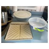 GROUP INCLUDING LARGE CLEAR GLASS PYREX BOWL WITH