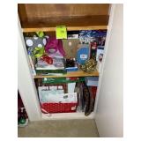 MISCELLANEOUS GROUP OF CHRISTMAS WRAPPING ITEMS, B