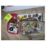 GROUP OF COSTUME JEWELRY, EARRINGS, BROACHES