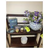 GROUP OF DECORATIVE ITEMS, VASE, CANDLE HOLDERS, T