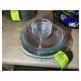 GROUP OF GLASS PIE DISHES AND GLASS DESSERT CUPS
