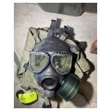 US MILITARY GRADE M40 GAS MASK, IN CARRY BAG, 2 FI