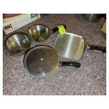 GROUP OF SALAD MASTER, GRIDDLE, FRYING PAN