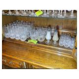 GROUP OF CLEAR GLASS DRINKING GLASSES