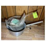 ALUMINUM POT WITH FRY BASKET