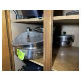 GROUP OF MISC POTS AND PANS, BROILING PANS, ETC
