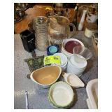 MISCELLANEOUS GROUP, INCLUDING PITCHER, VASE, SMAL