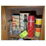 GROUP OF KITCHEN ITEMS, INCLUDING SALTINE CRACKERS