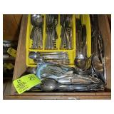 DRAWER WITH MISCELLANEOUS FLATWARE AND SERVING UTE