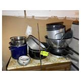GROUP OF MISCELLANEOUS POTS PANS MIXING BOWLS