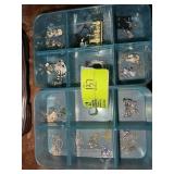 GROUP OF ASSORTED COSTUME, JEWELRY, BROOCHES, NECK
