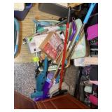 LARGE GROUP OF CLEANING SUPPLIES INCLUDING DUSTPAN