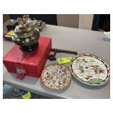 GROUP OF ORIENTAL THEMED PLATES AND METAL GINGER J
