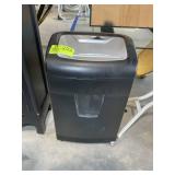 STAPLES PAPER SHREDDER, MODEL SPL-TXC15A