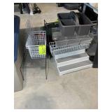 GROUP OF PLASTIC AND METAL ORGANIZATION ITEMS, RAC