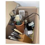 BOX OF KITCHEN RELATED ITEMS, KNIVES, KITCHEN UTEN