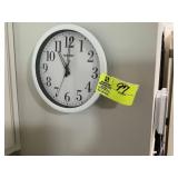 WALLCLOCK, HANGING AND COVERED BRICK