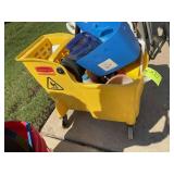 RUBBERMAID ROLLING MOP BUCKET