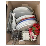 BOX WITH MISC KITCHEN ITEMS, ELECTRIC KNIFE, BLEND