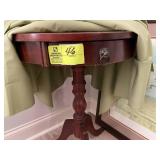 ROUND PEDESTAL TABLE 22 X27