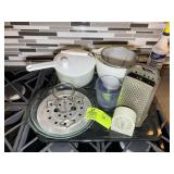 BROILER PAN WITH MEASURING CUPS, GRATER, PIE PLATE