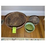 GROUP OF BASKETS AND CALERAMICS POT WITH CRACK