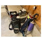 GROUP OF GOLF RELATED ITEMS, GLOVES, BAGS, PUTTERS