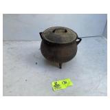 SMALL-FOOTED CAST IRON POT WITH LID 8 IN DIAMETER