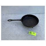 FOOTED CAST IRON SKILLET NILL ON HANDLE 11 IN DIAM