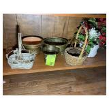 GROUP OF FLOWER POTS AND BASKETS