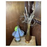 TABLE LAMP WITH GLASS SHADE AND VINTAGE VASE, 16 I