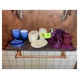 GROUP OF BATHROOM Dï¿½COR, SOAP HOLDERS, TOOTH BRUSH