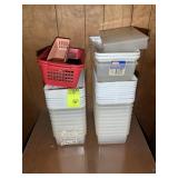 GROUP OF SMALL PLASTIC STORAGE CONTAINERS WITH LID