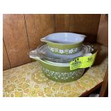 GROUP OF VINTAGE PYREX BOWLS WITH LIDS, CRAZY DAIS